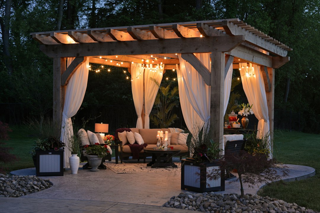 Pergola in de kleintuin: wat mag je bouwen en waar moet je op letten?